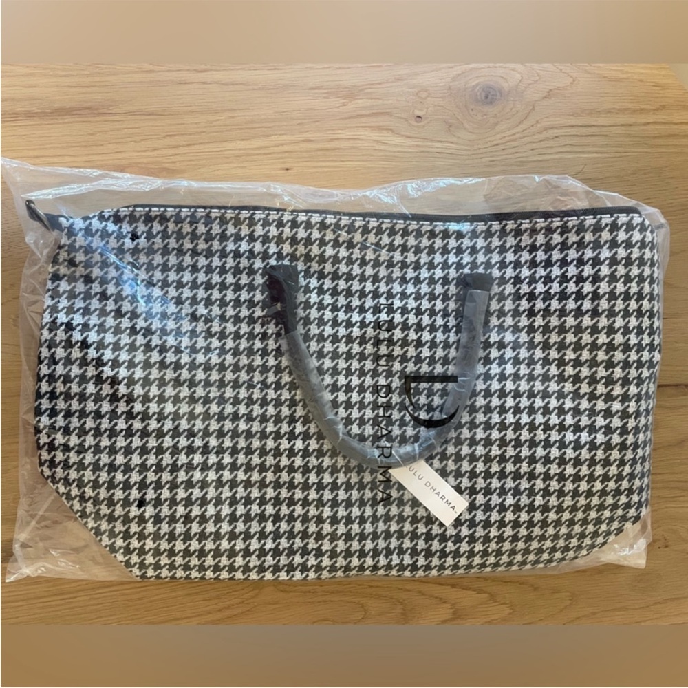 NWT Lulu Dharma Black
Houndstooth
Weekender Travel Bag - Picture 2 of 6